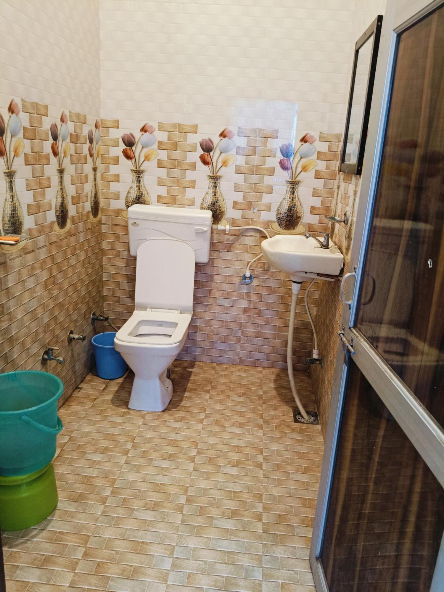 Jai Hanuman Guest House Palsana  Kültér fotó