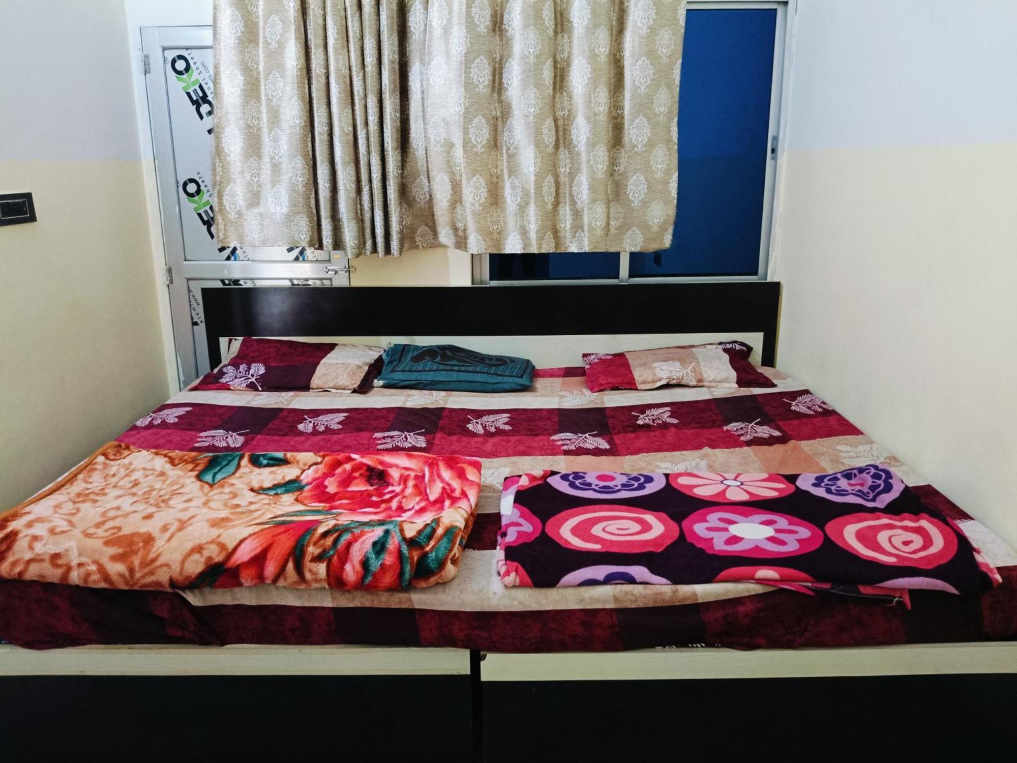Jai Hanuman Guest House Palsana  Kültér fotó